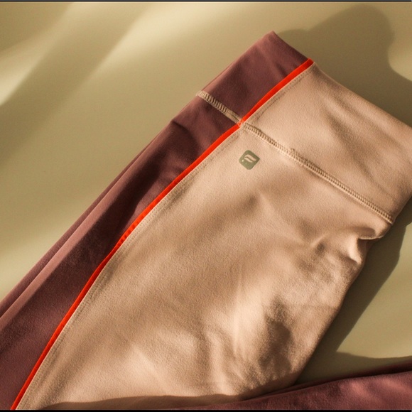 Fabletics comfy and fun leggings. - Picture 4 of 5